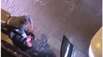 Küçənin ortasında keçmiş ərini başından və ayağından bıçaqladı - VİDEO