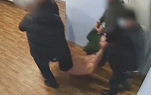 Saakaşvilinin xəstəxanaya məcbur aparılma anı - VİDEO