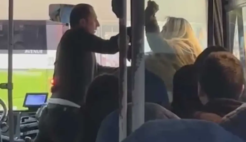 Avtobus sürücüsü ilə qadın sərnişin əlbəyaxa dava edib - VİDEO