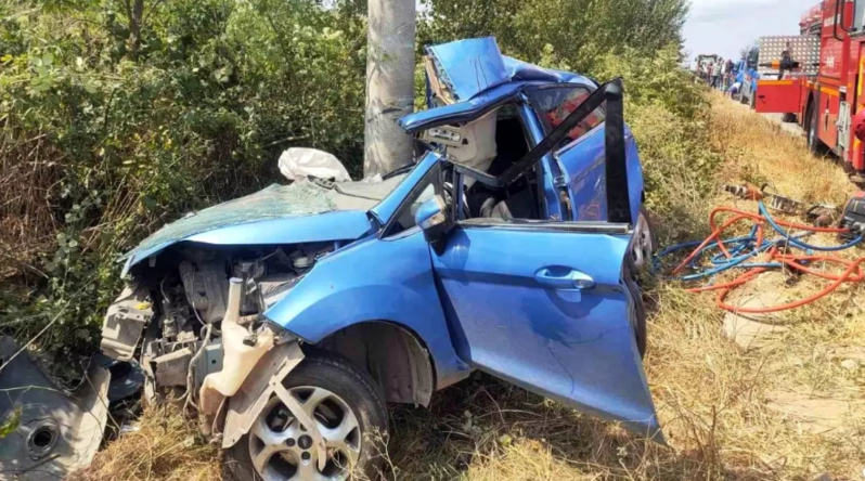 14 yaşlı uşağın idarə etdiyi avtomobil beton dirəyə çırpıldı: İki qardaş həyatını itirdi