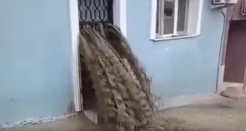 Sel evin içindən keçdi, qadın son anda xilas oldu - VİDEO