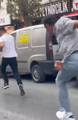 Yol üstündə dava: motosikletlilər sürücüyə hücum etdi - VİDEO