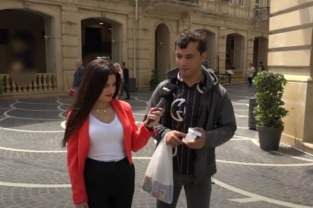 Salfet sataraq ailəsini dolandıran şəxs: "Gözləri görməyən həyat yoldaşım mənə güc verir" - VİDEO