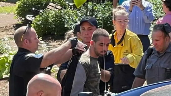 Salman Rüşdinin vəziyyəti açıqlandı, hücumçunun kimliyi bəlli oldu - FOTO