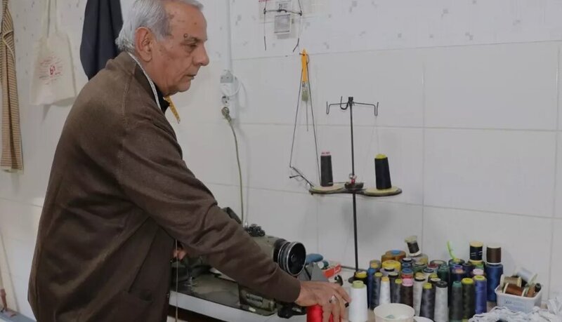 Qocalar evində dərziliklə məşğul olur