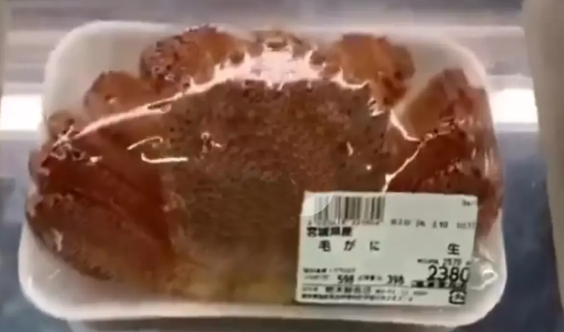 Marketdə satışa qoyulan xərçəngin qaçmağa çalışdığı anlar - VİDEO