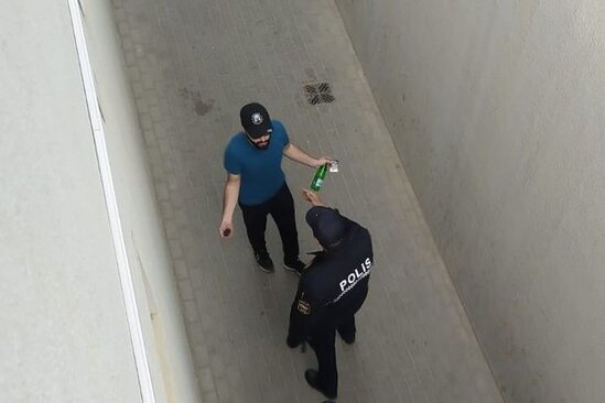 Polis azarkeşi tribunadan QOVDU: "Səs-küy salırsan" - FOTO
