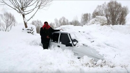 Kənd qarın altında qaldı: İnsanlar evlərindən tunel qazaraq çıxır - FOTO
