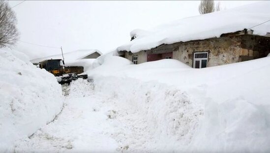 Kənd qarın altında qaldı: İnsanlar evlərindən tunel qazaraq çıxır - FOTO