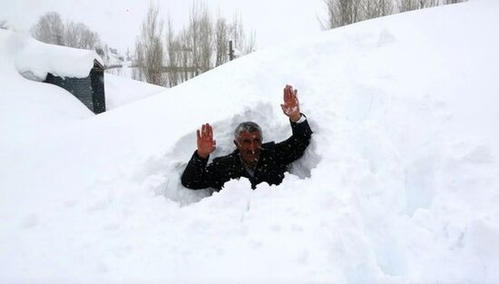 Kənd qarın altında qaldı: İnsanlar evlərindən tunel qazaraq çıxır - FOTO