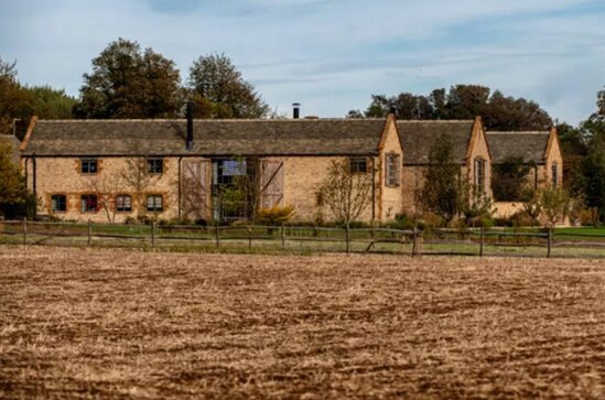 Bekhem ailəsi açıq hava tualeti ilə GÜNDƏMƏ GƏLDİ