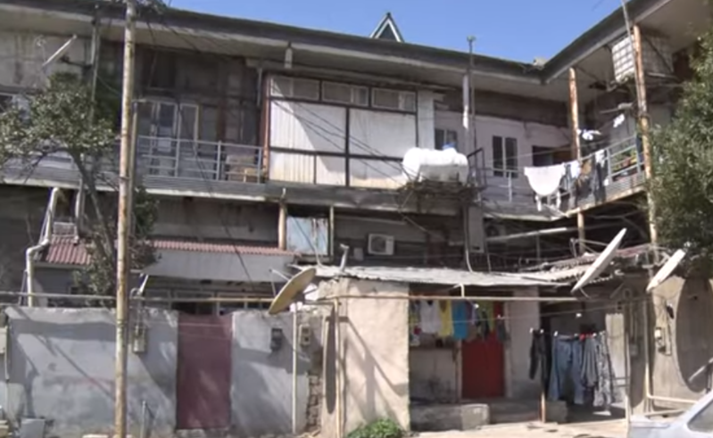 Köhnə binanın ancaq "krışa"sı təzədir: "Zəlzələ olanda nə edəcəyimizi BİLMİRİK" - VİDEO