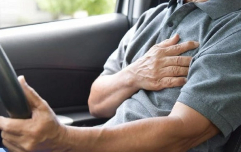 Bakıda sürücü sükan arxasında infarkt keçirib maşını səkiyə çırpdı: Ölən var