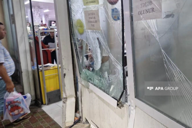 Avtomobil marketə çırpıldı: Xəsarət alanlar var