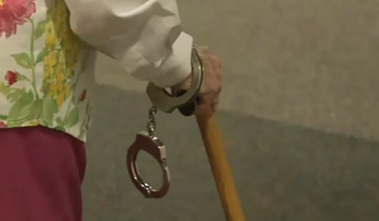 Nəvə nənəsini "həbs etdi"