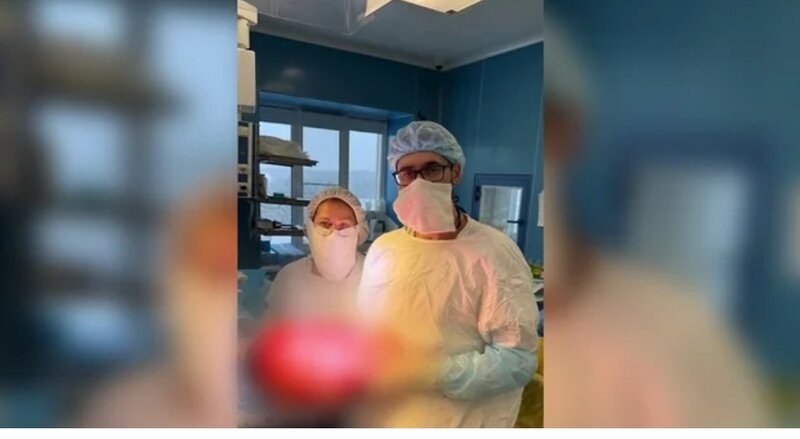 Rusiyada həkimlər gənc qadının bədənindən avtomobil təkəri boyda nəhəng şiş çıxardılar - FOTO