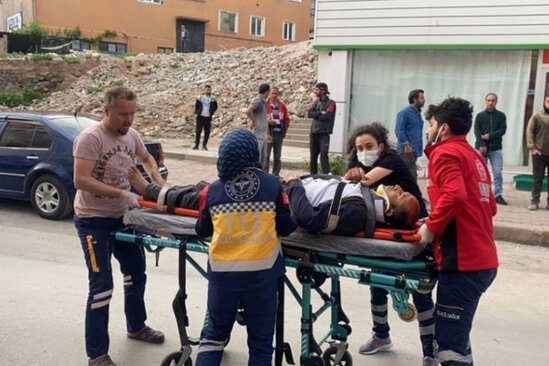 Arvadını bıçaqladı, uşaqlarını və özünü eyvandan atdı