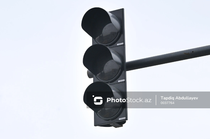 Bakıda illərdir quraşdırılan işıqfor hələ də istifadəyə verilməyib