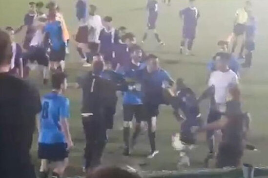 Həvəskar futbolçuların qarşılaşması kütləvi dava ilə bitdi - VİDEO