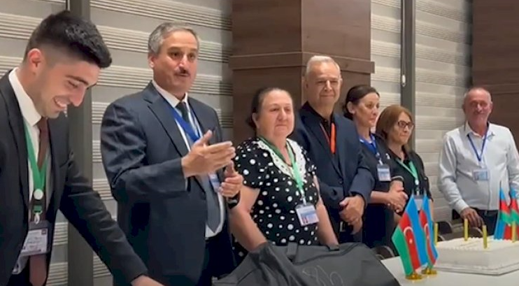 Müşahidəçi səsvermədən sonra mahnı oxudu - Video