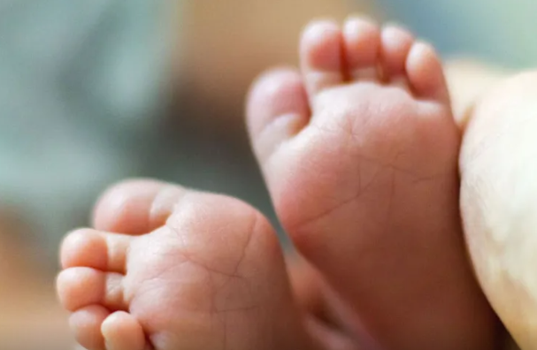 Ana körpə qızını öldürüb meyitini divanda gizlətdi