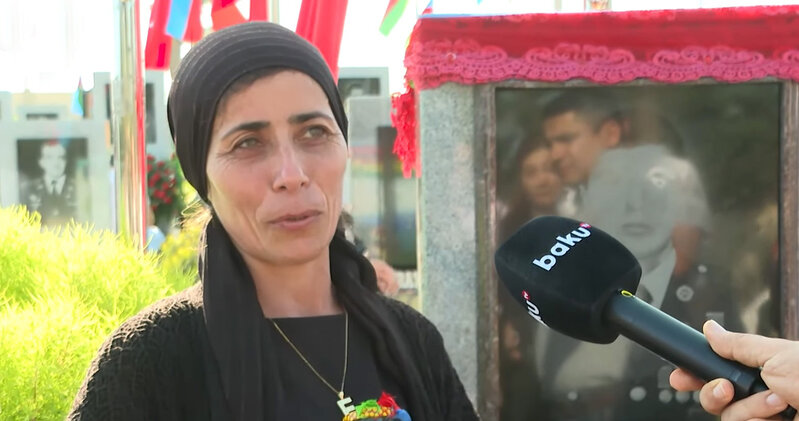 Şəhid anası oğlunun məzarına Şuşa və Laçından kəklikotu gətirdi - VİDEO