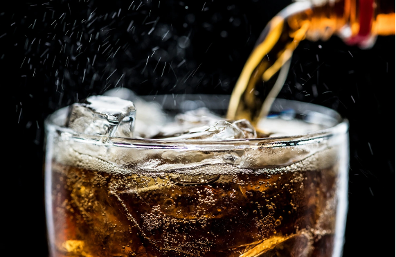 Şəkərsiz kolanın ürək üçün zərərləri: Həkim xəbərdarlıq etdi