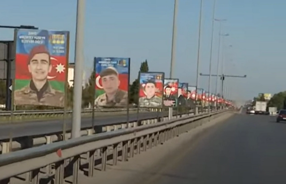 Gəncənin girişində şəhidlərin şəkilləri vurulmuş lövhələr niyə sökülür?