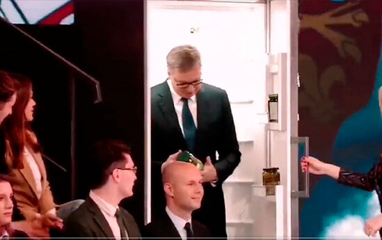 Soyuducudan çıxıb canlı yayıma qatıldı - Video