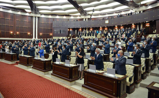 Təkəbbürlü deputatlar...