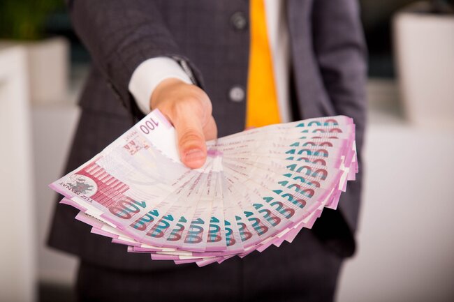 Depozit hesabı, bank kartı və elektron pulqabı: pulu hansında saxlamaq daha sərfəlidir?