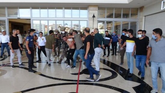 Türkiyədə ofisiant baş aşpazı girov götürüb boğazını kəsdi – FOTO/VİDEO