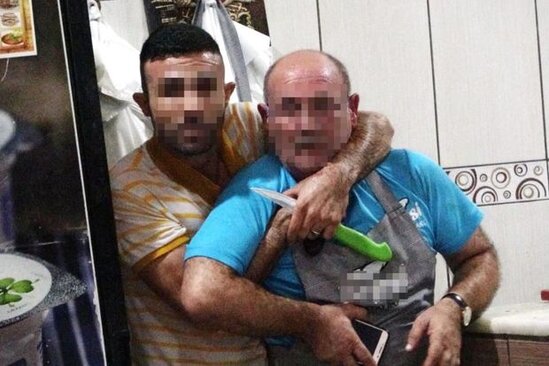 Türkiyədə ofisiant baş aşpazı girov götürüb boğazını kəsdi – FOTO/VİDEO