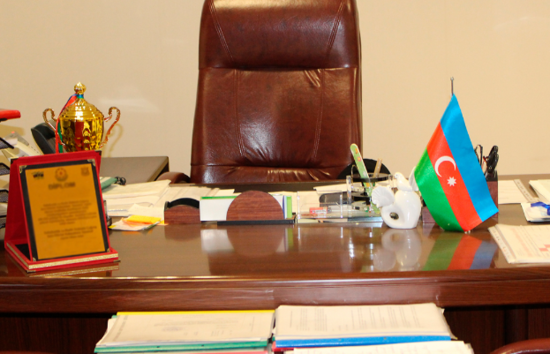 Azərbaycanda direktor etiraz edən müəllimi döydü