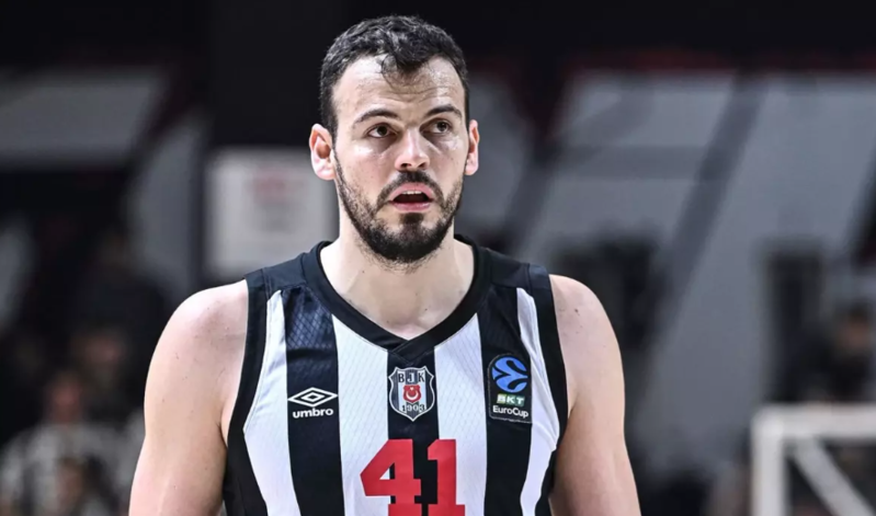 Bir gün əvvəl başına 6 tikiş atılmasına baxmayaraq oyuna çıxıb, qalib oldu