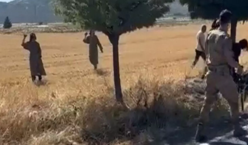 Qəza sonrası köməyə gələn polisə daş, çubuq və bıçaqla hücum etdilər