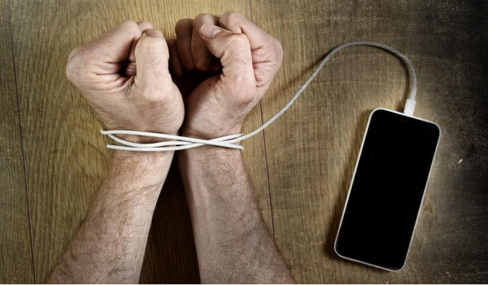 Sosial mediada başqalarının həyatına baxmaq insanın özünə qiymətini necə təsir edir? - AÇIQLAMA