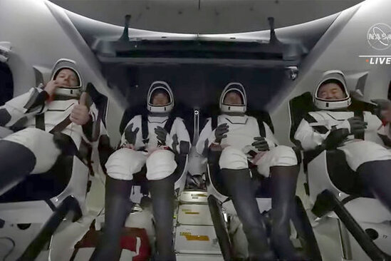 Altı aylıq missiyanı başa vuran astronavtlar Yerə qayıtdı - FOTO