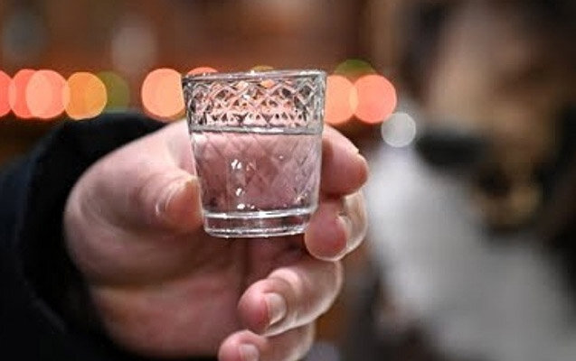 Kafedən evə gedərkən yıxılan sərxoş kişi öldü