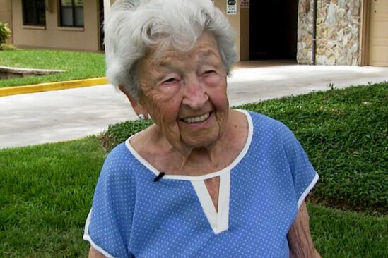 100 yaşlı qadın ABŞ hakimiyyətinə hələ yaşadığını sübut etməyə çalışır