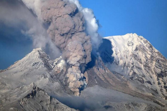 Qonşu ölkədə vulkan püskürdü