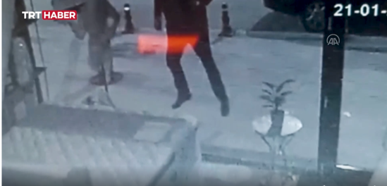 İş yerinin qarşısında karton maketə hücum etdi - VİDEO