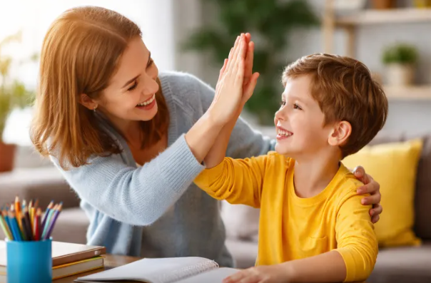 Uşaqları nə vaxt tərifləmək lazımdır: düzgün tərbiyənin sirri