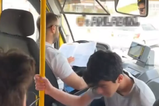 Sükan arxasında dərs oxuyan sürücü işdən çıxarıldı - VİDEO