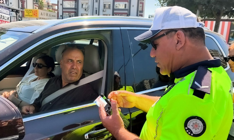 Yolda cərimə alan sürücünün polisə verdiyi cavab şok etdi