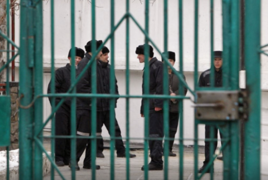 Kürdəxanı həbsxanasındakı qardaşına narkotik apardı - FOTO