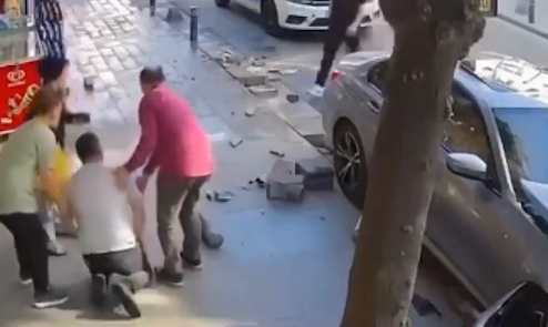 Piyada vuruldu: Sürücü yaralıya yox, avtomobilinə baxdı - VİDEO