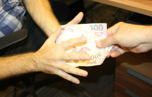 Ali məktəbin rüşvətə görə təqsirləndirilən sabiq əməkdaşına hökm oxunub