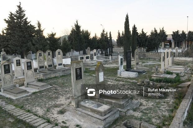 Qardaşının ölümü ilə barışmayan qadın onun məzarı başında özünü bıçaqladı