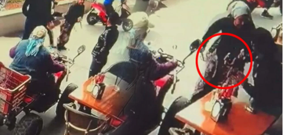 Dilənçinin gözü döndü: Ona pul vermək istəməyən qadını BIÇAQLADI- VİDEO